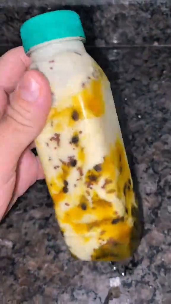Garrafa de bebida cremosa pronta para venda